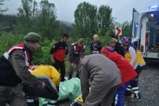 YOLDAN ÇIKIP ŞARAMPOLE DEVRİLDİ