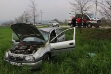 YOLDAN ÇIKIP TARLAYA DEVRİLDİ