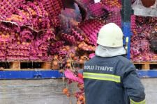 YUMURTA YÜKLÜ TIRIN DORSESİ YANDI