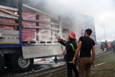 YUMURTA YÜKLÜ TIRIN DORSESİ YANDI