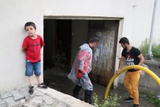 15 DAKİKADA EVLERİ SU BASTI