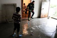 15 DAKİKADA EVLERİ SU BASTI