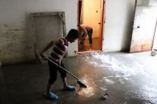 15 DAKİKADA EVLERİ SU BASTI