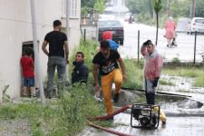 15 DAKİKADA EVLERİ SU BASTI