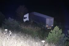 TIR ŞARAMPOLE UÇTU