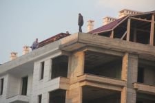 6 KATLI BİNAYA ÇIKARAK İNTİHARA KALKIŞTI