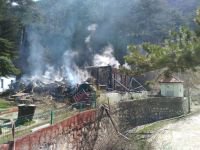 AHŞAP EV ALEV ALEV YANDI