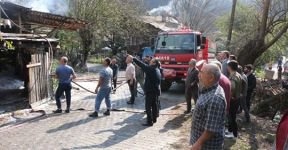 AHŞAP EV KÜLE DÖNDÜ..