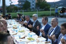 BAŞKAN ÖZCAN VATANDAŞLARLA ORUÇ AÇTI