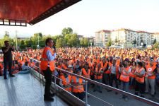 BAŞKAN PERSONELİYLE OYUN OYNADI