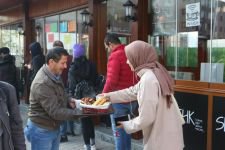 BAŞKAN'DAN ÇAY SİMİT JESTİ