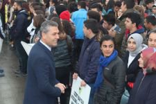 BAŞÖĞRETMENİN ANITINA ÇELENK SUNULDU