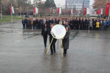 BAŞÖĞRETMENİN ANITINA ÇELENK SUNULDU