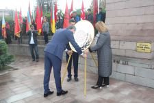 BAŞÖĞRETMENİN ANITINA ÇELENK SUNULDU