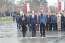 BAŞÖĞRETMENİN ANITINA ÇELENK SUNULDU