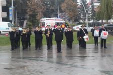 BAŞÖĞRETMENİN ANITINA ÇELENK SUNULDU