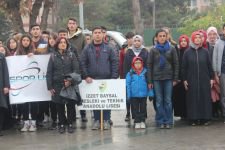 BAŞÖĞRETMENİN ANITINA ÇELENK SUNULDU