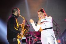 BİNLERCE KİŞİ KONSERE AKIN ETTİ