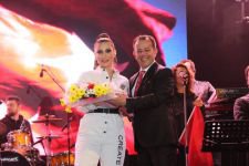 BİNLERCE KİŞİ KONSERE AKIN ETTİ