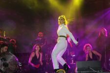 BİNLERCE KİŞİ KONSERE AKIN ETTİ