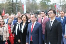 BİNLERCE KİŞİYLE ATA'YA SAYGI