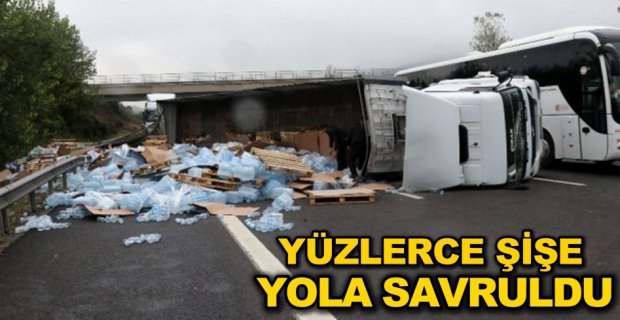 SU YÜKLÜ TIR DEVRİLDİ
