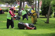 ÇALIŞKAN KADINLAR KENTİ GÜZELLEŞTİRİYOR