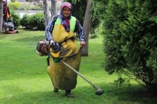 ÇALIŞKAN KADINLAR KENTİ GÜZELLEŞTİRİYOR