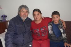 ÇARESİZ KADIN YARDIM BEKLİYOR..