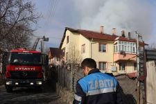 ÇATI KATINDA ÇIKAN YANGIN PANİK YARATTI