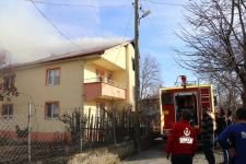 ÇATI KATINDA ÇIKAN YANGIN PANİK YARATTI