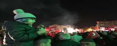 DEMOKRASİ MEYDANI'NDA BÜYÜK COŞKU