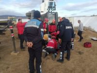 DEVRİLEN ÇÖP KAMYONUNA SIKIŞTI