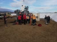 DEVRİLEN ÇÖP KAMYONUNA SIKIŞTI