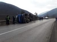 DEVRİLEN KAMYONUN SÜRÜCÜSÜ YARALANDI