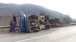 DEVRİLEN KAMYONUN SÜRÜCÜSÜ YARALANDI
