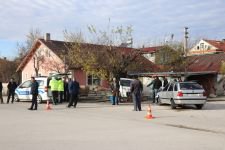 TİCARİ ARAÇ EVİN BAHÇESİNE UÇTU