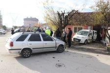 TİCARİ ARAÇ EVİN BAHÇESİNE UÇTU