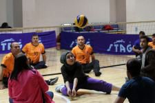 FARKINDALIK İÇİN OTURARAK VOLEYBOL OYNADILAR