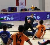 FARKINDALIK İÇİN OTURARAK VOLEYBOL OYNADILAR