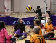 FARKINDALIK İÇİN OTURARAK VOLEYBOL OYNADILAR