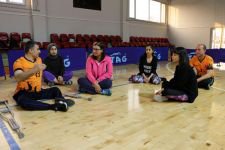 FARKINDALIK İÇİN OTURARAK VOLEYBOL OYNADILAR