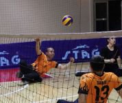 FARKINDALIK İÇİN OTURARAK VOLEYBOL OYNADILAR