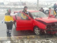 İKİ OTOMOBİL ÇARPIŞTI 3 YARALI
