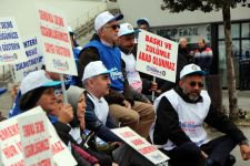 İŞÇİLER OTURMA EYLEMİNE BAŞLADI