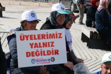 İŞÇİLER OTURMA EYLEMİNİN İKİNCİ GÜNÜNDE