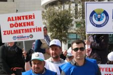 İŞÇİLER OTURMA EYLEMİNİN İKİNCİ GÜNÜNDE