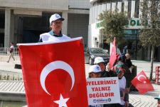 İŞÇİLER OTURMA EYLEMİNİN İKİNCİ GÜNÜNDE