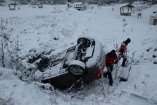 KONTROLDEN ÇIKAN OTOMOBİL KANALA UÇTU