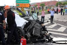 LÜKS ARAÇ HURDAYA DÖNDÜ, 1 KİŞİ ÖLDÜ